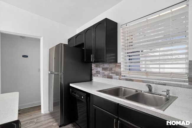 Building Photo - 441 E 5th St