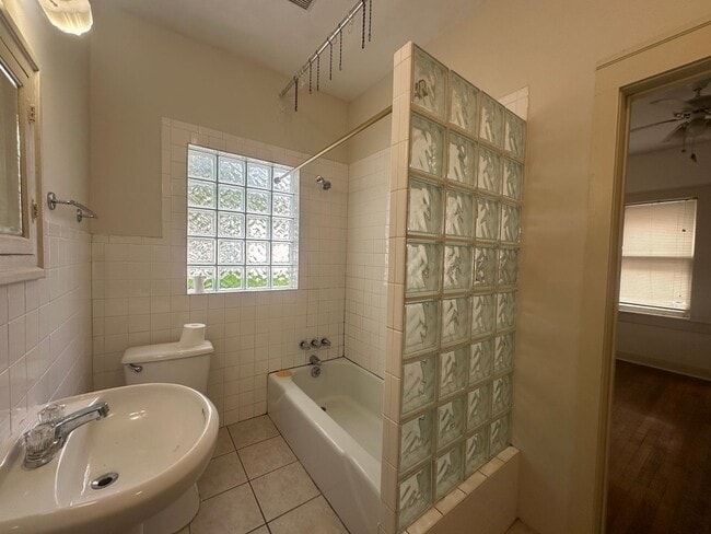 Building Photo - 707 Graham Pl
