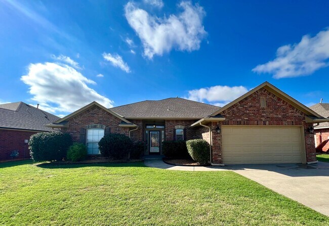 Foto del edificio - Beautiful Home in Southeast Moore with Storm Shelter!