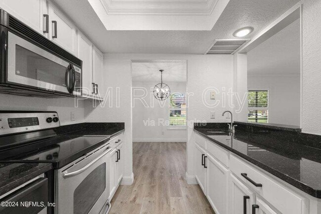Foto del edificio - 908 Shoreline Cir