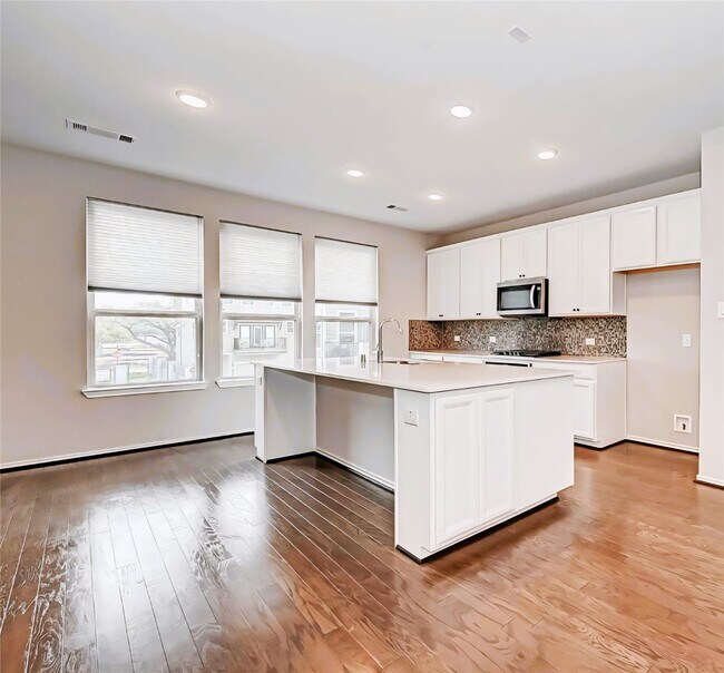Foto del edificio - 3115 Roseland Terrace Ln