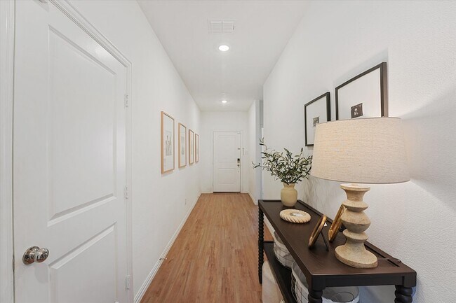 Foto del edificio - 5028 Waterway Dr