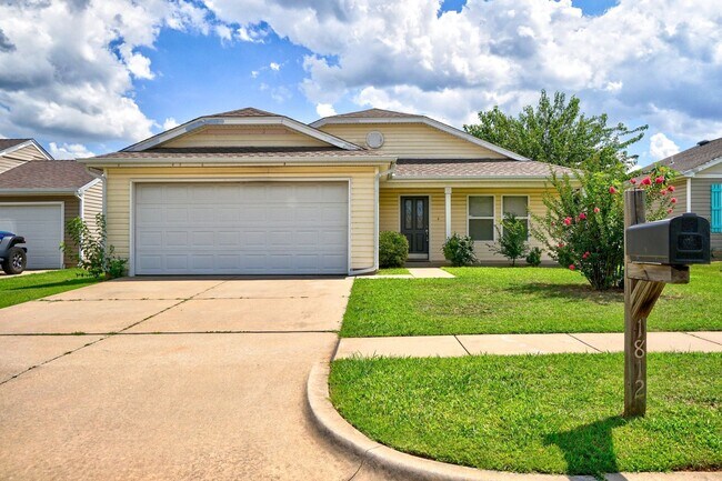 Foto del edificio - Desirable 3-Bedroom Home with Elegant Upgr...