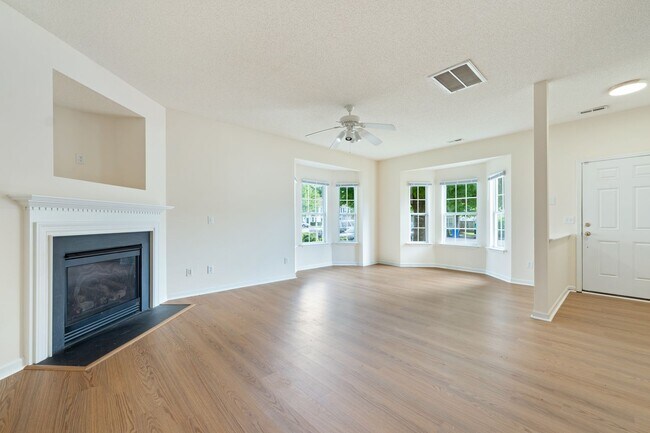 Foto del edificio - Recently updated end-unit townhome in Nort...