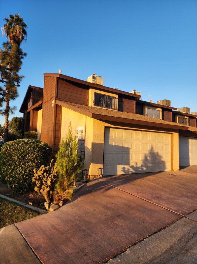 Building Photo - 4400 Isla Verde St