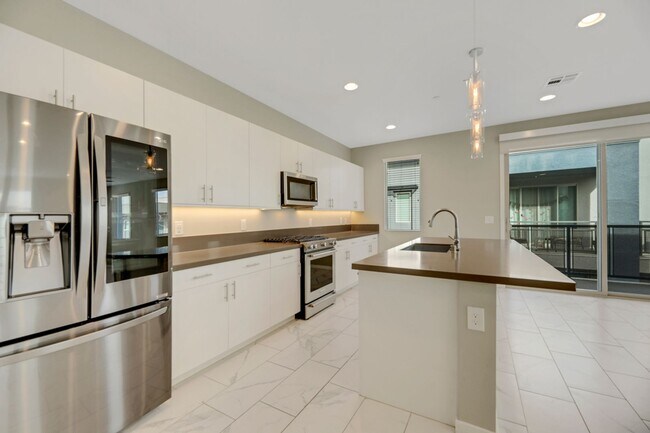 Foto del edificio - Gorgeous highly upgraded townhouse!