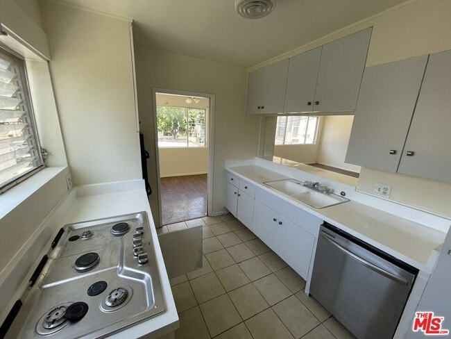 Building Photo - 205 S Elm Dr
