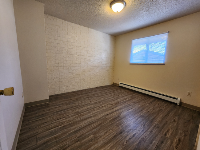 Foto del edificio - 734 Elmhurst Pl