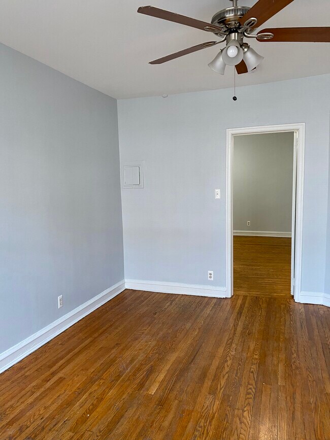 Entrada al dormitorio desde la sala de estar. - 114 E Main St