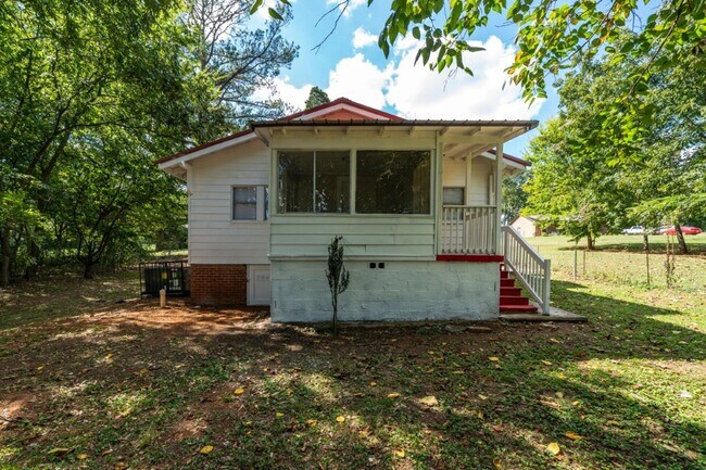 Building Photo - Fall in Love with This Hidden Gem Off Eastern Valley Road!