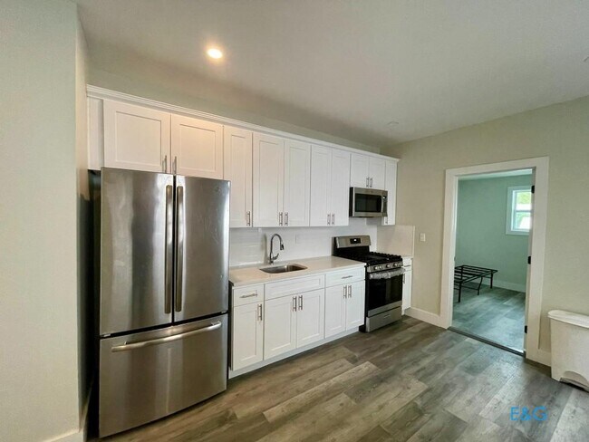 Foto del edificio - Gut Renovated 6 BRs + Finished basement, 2...