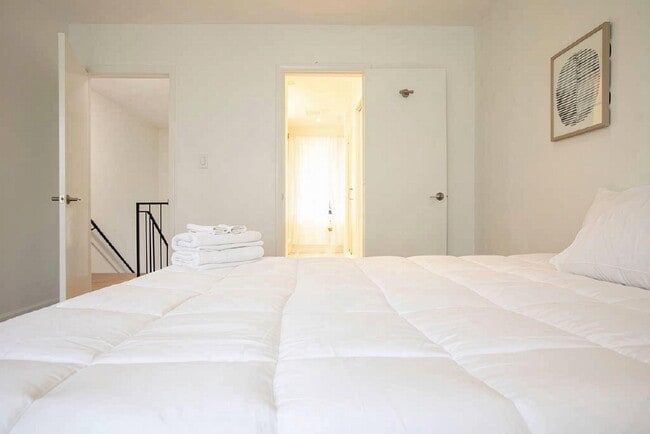 Photo - 1321 I St NE (Washington, DC) House