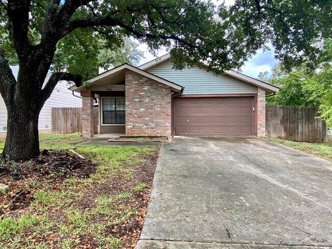 Foto del edificio - Cozy Single Story 3 Bedroom 2 Bath off Judson