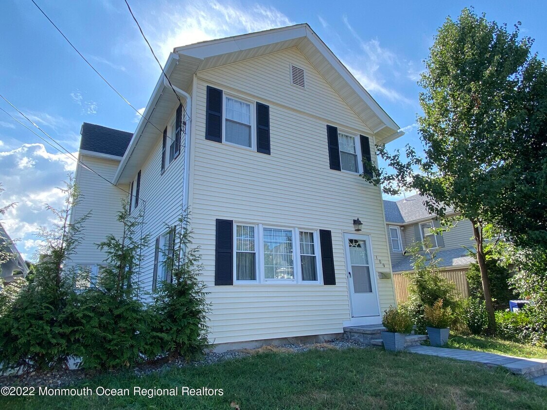 Foto principal - 109 E River Rd