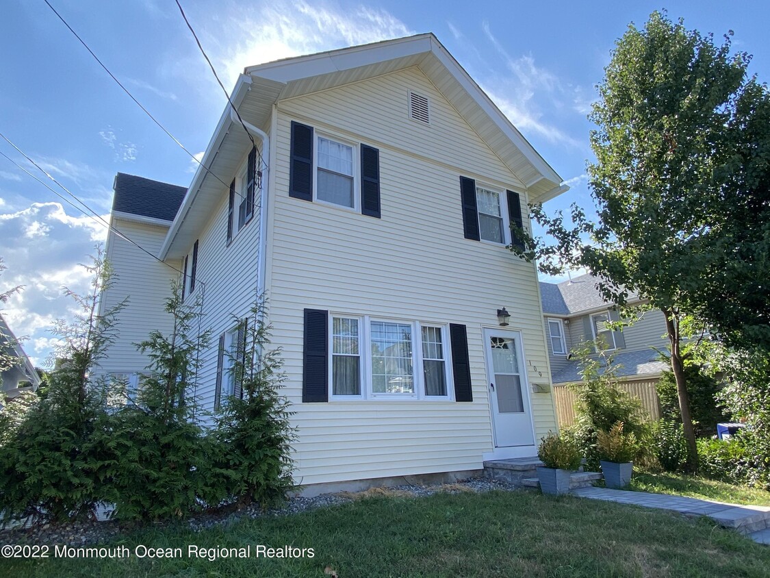 Primary Photo - 109 E River Rd