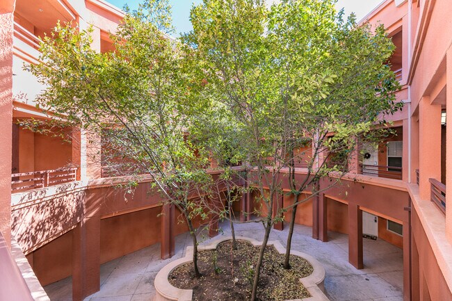 Foto del edificio - 320 Caldecott Ln