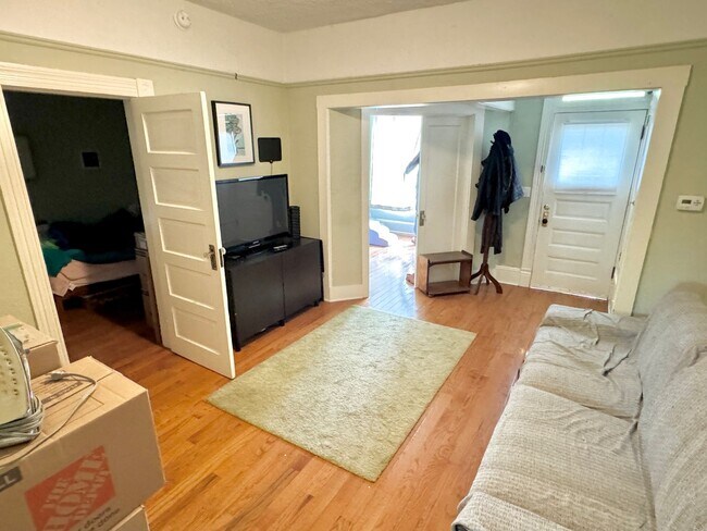 Foto del edificio - Kerns / Laurelhurst Area Bungalow with Fen...