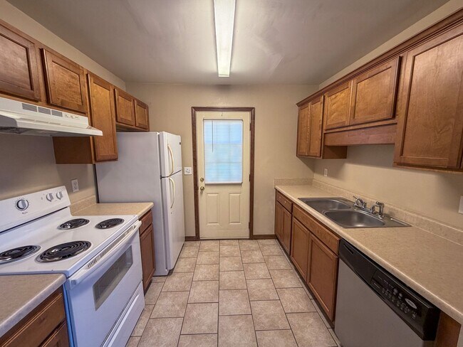 Foto del edificio - Well maintained 2 bedroom 1 bath duplex ~ lawn care, pest control & trash included!