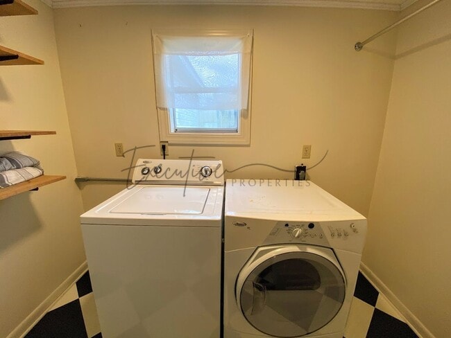 Building Photo - Charming Cottage-Style 1-Bedroom – Bright,...