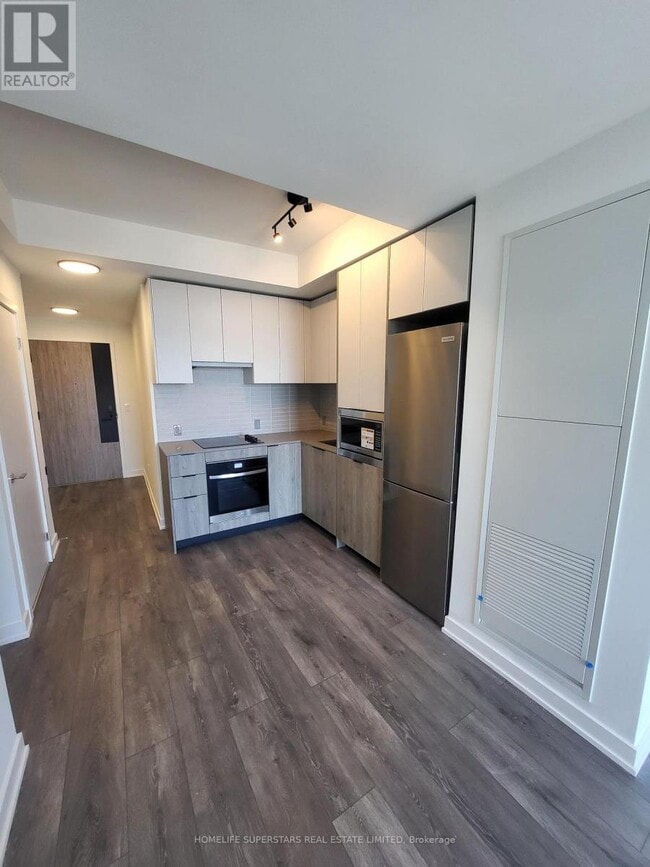 Building Photo - 1007 The Queensway