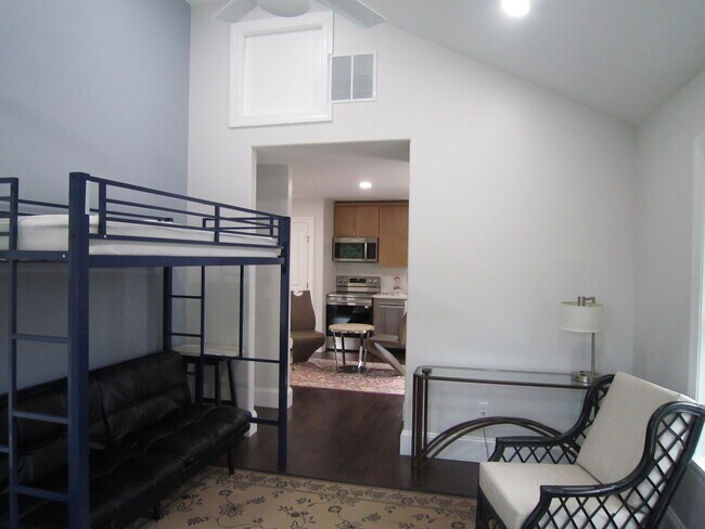 Sala de estar con techo estilo catedral y ventilador de techo - 20527 Washington St