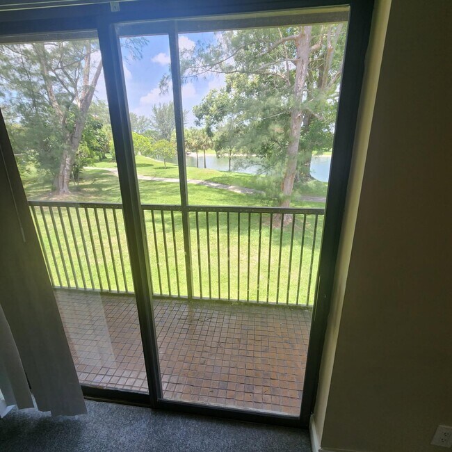 Foto del edificio - 21902 Lake Forest Cir