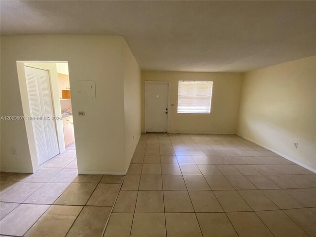 Foto del edificio - 2400 NE 188th St