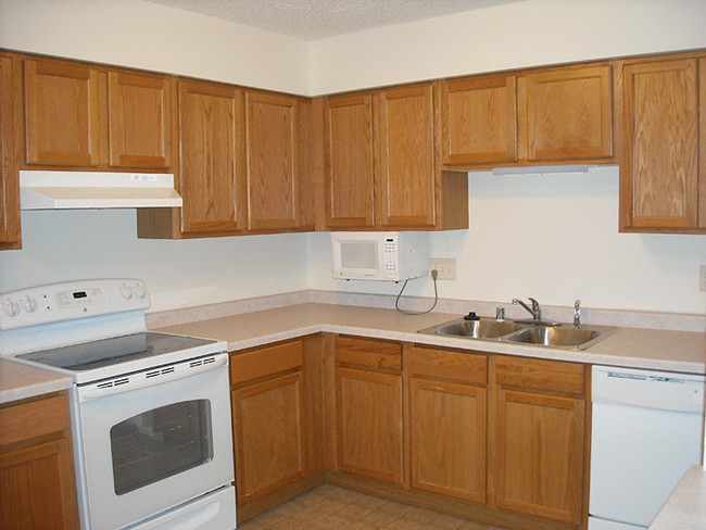 Model Kitchen - MEADOW CREEK APARTMENTS