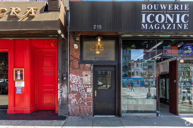 Entrada - 215 Bowery