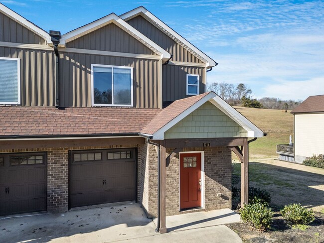 Building Photo - 3 Bedroom w/ Garage Townhome