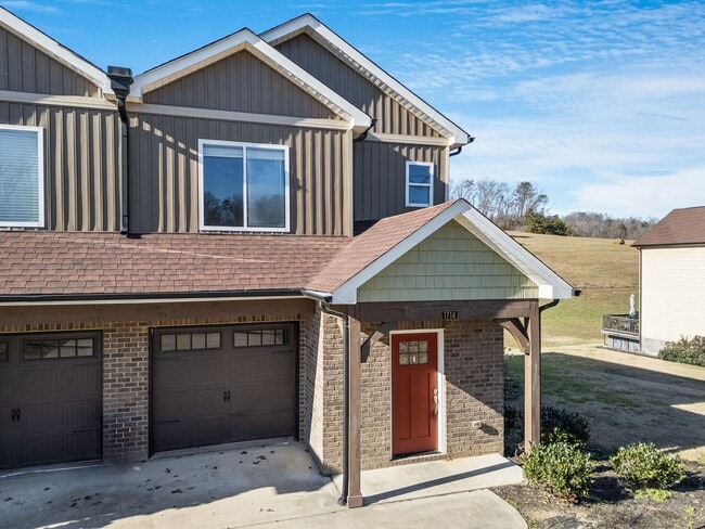 Building Photo - 3 Br 2.5 Bath Townhouse Garage