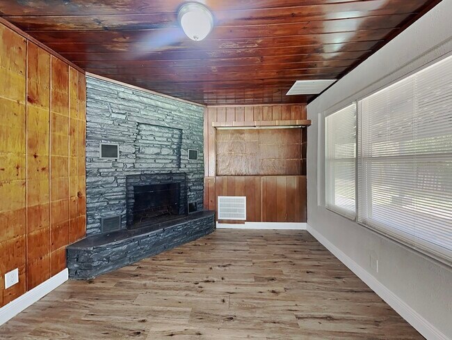 Building Photo - 307 S Montgomery Ave