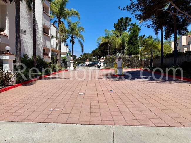 Foto del edificio - 8320 Regents Rd