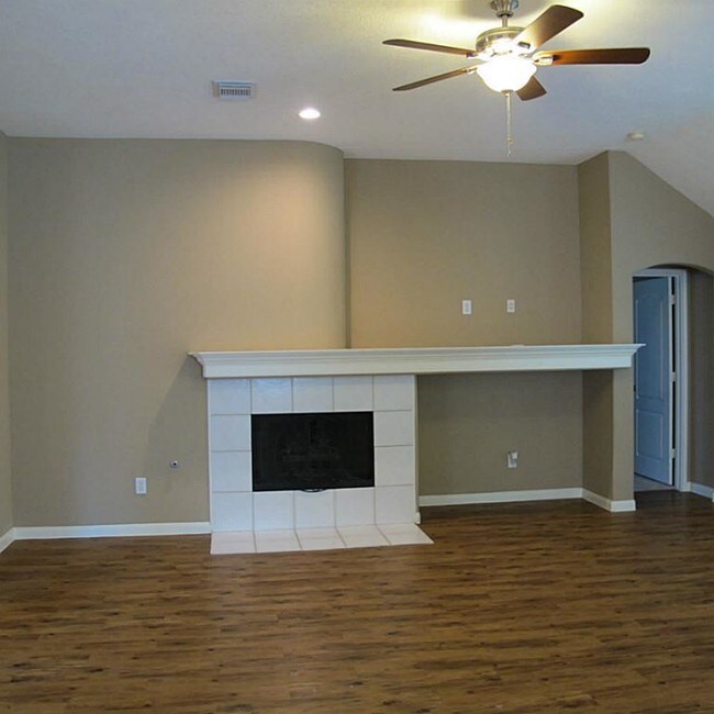 Building Photo - 1490 Garden Lakes Dr