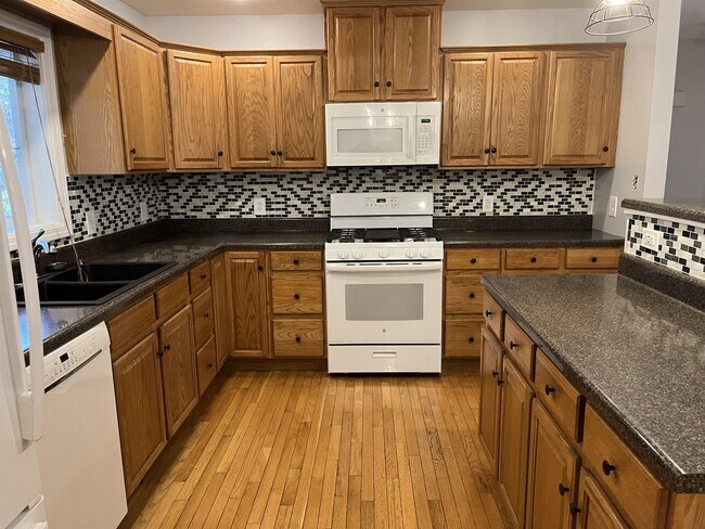 Building Photo - 35 Briar Ln