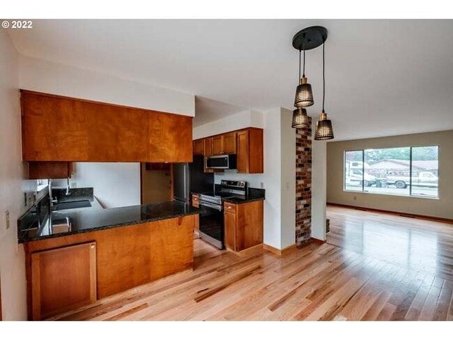 Building Photo - 14610 SE Woodland Way