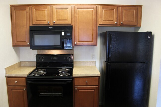 Foto del edificio - UPSTAIRS 2 BD UNIT w/ PRIVATE COVERED BALCONY