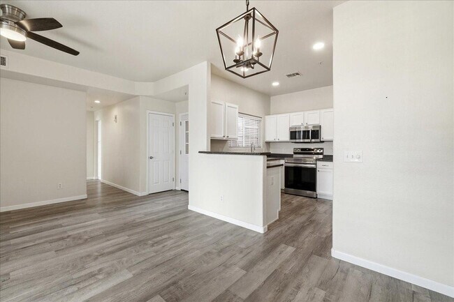 Foto del edificio - 1633 E Lakeside Dr
