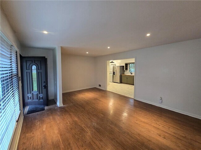 Building Photo - 2468 Dresden Dr NE