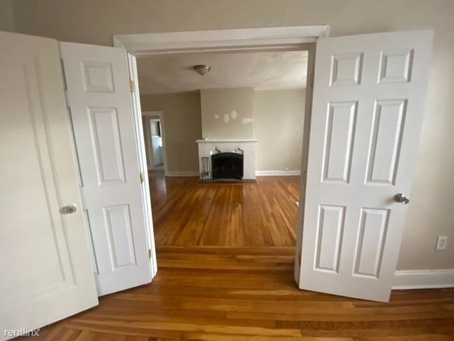 Building Photo - 3 br, 1 bath Apartment - 835 Elm St C1