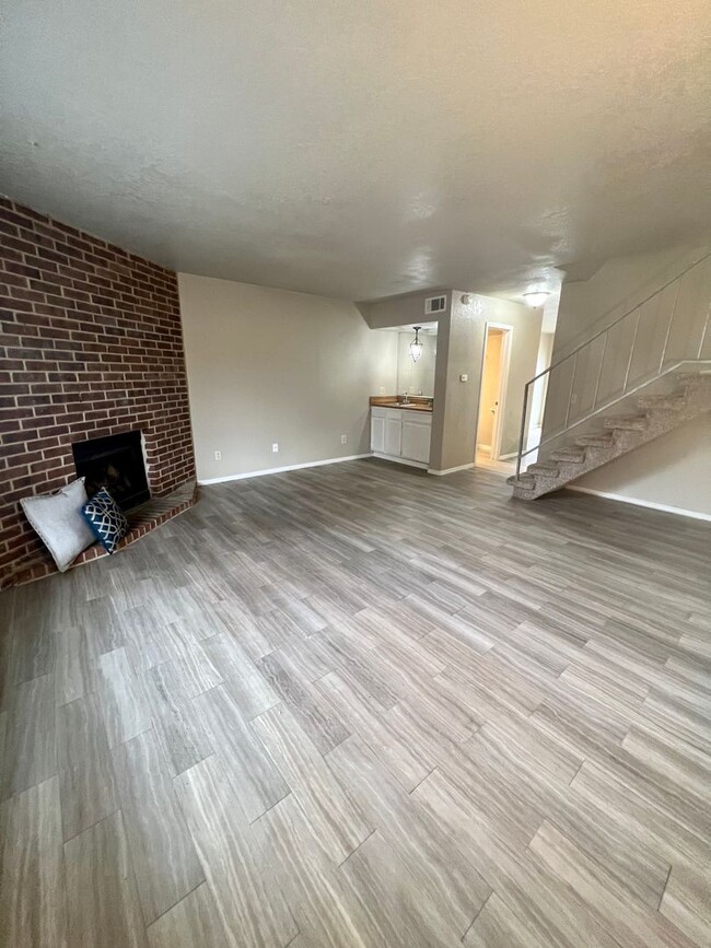 Building Photo - Norman Duplex- Bright and Modern!