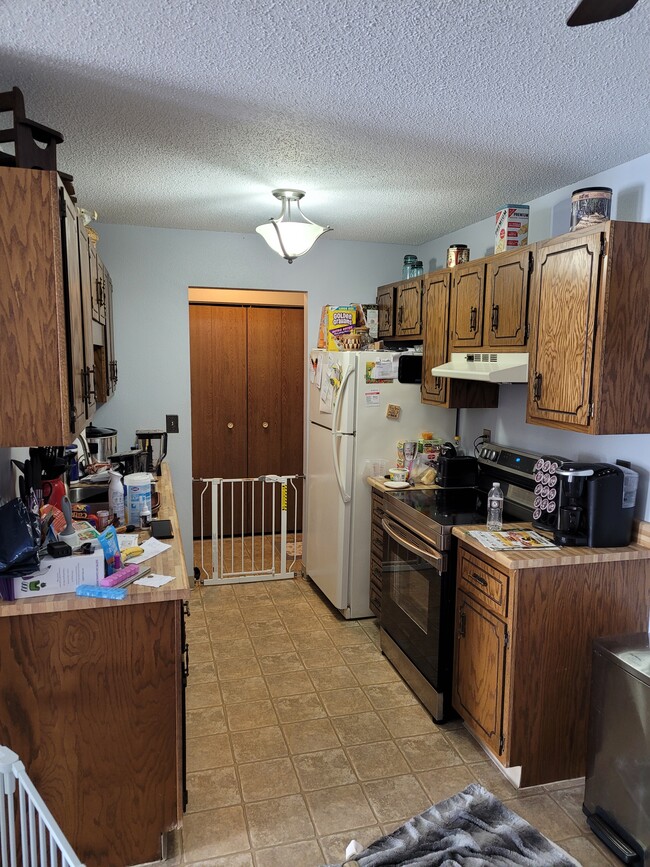 Building Photo - 341 Prairiewood Cir S