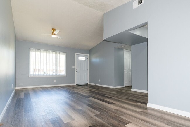 Foto del edificio - Beautifully Updated 3BR Home with Fenced Yard & Covered Porch