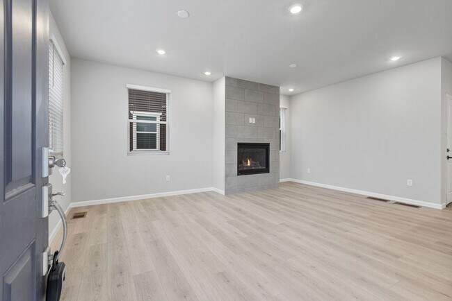 Foto del edificio - BRAND NEW Charming 3-Bedroom Home in South...