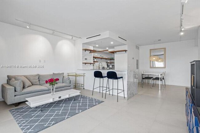 Foto del edificio - 880 NE 69th St