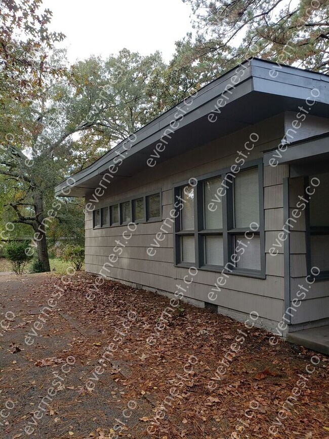 Building Photo - 1744 Cheswood Dr