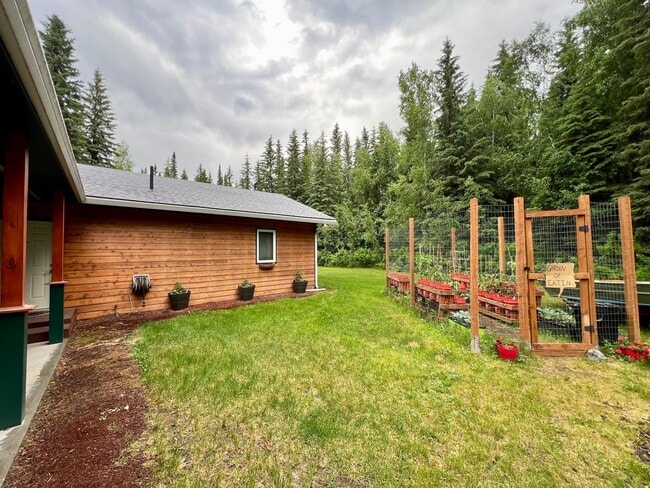 Building Photo - 3 Bedroom / Pet Friendly / 2-Car Garage