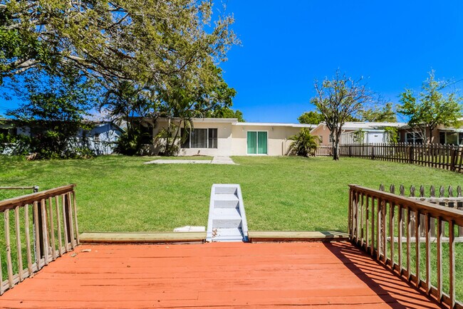 Foto del edificio - 1588 Eunice Ln