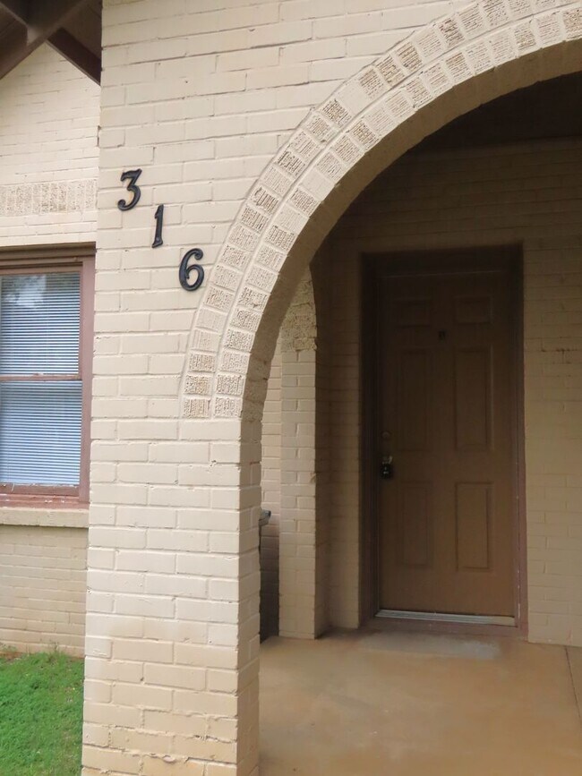 Building Photo - Water/Trash & Lawncare Included! Charming ...