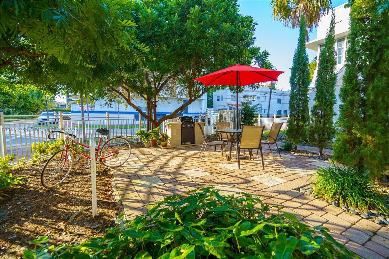 Foto principal - 2425 Flamingo Pl